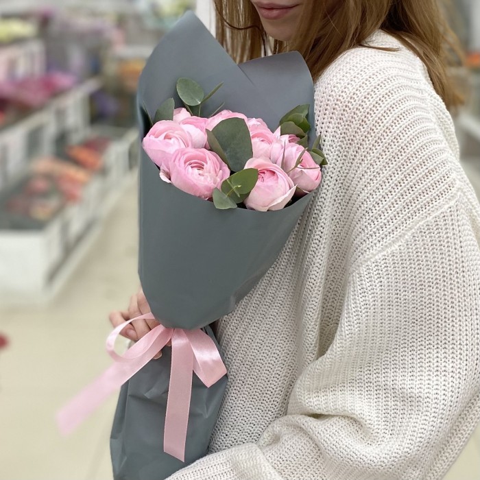 Букет из 11 розовых ранункулюсов с эвкалиптом