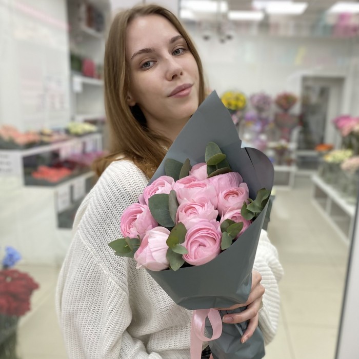 Букет из 11 розовых ранункулюсов с эвкалиптом