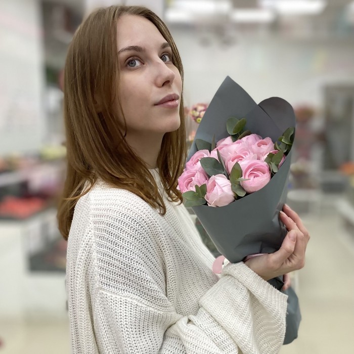 Букет из 11 розовых ранункулюсов с эвкалиптом
