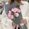 Букет из 11 розовых ранункулюсов с эвкалиптом