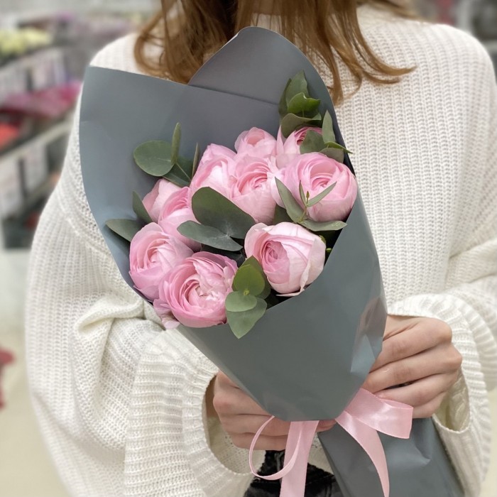 Букет из 11 розовых ранункулюсов с эвкалиптом