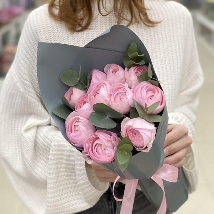 Букет из 11 розовых ранункулюсов с эвкалиптом