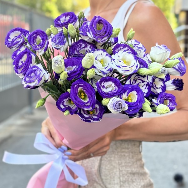 Букет из 15 бело фиолетовых эустом