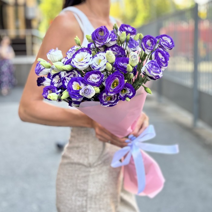 Букет из 15 бело фиолетовых эустом