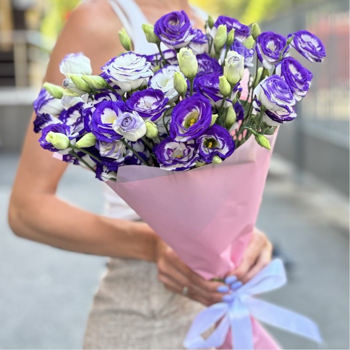 Букет из 15 бело фиолетовых эустом