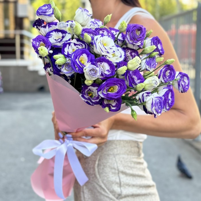 Букет из 15 бело фиолетовых эустом