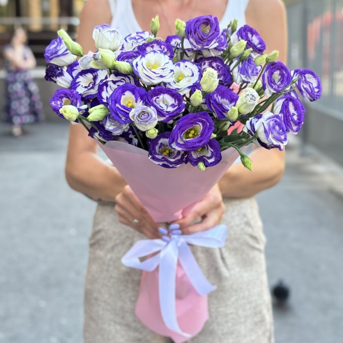 Букет из 15 бело фиолетовых эустом