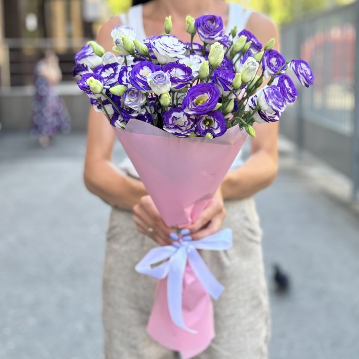 Букет из 15 бело фиолетовых эустом