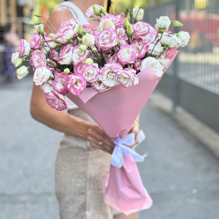 Букет из 15 бело-розовых эустом