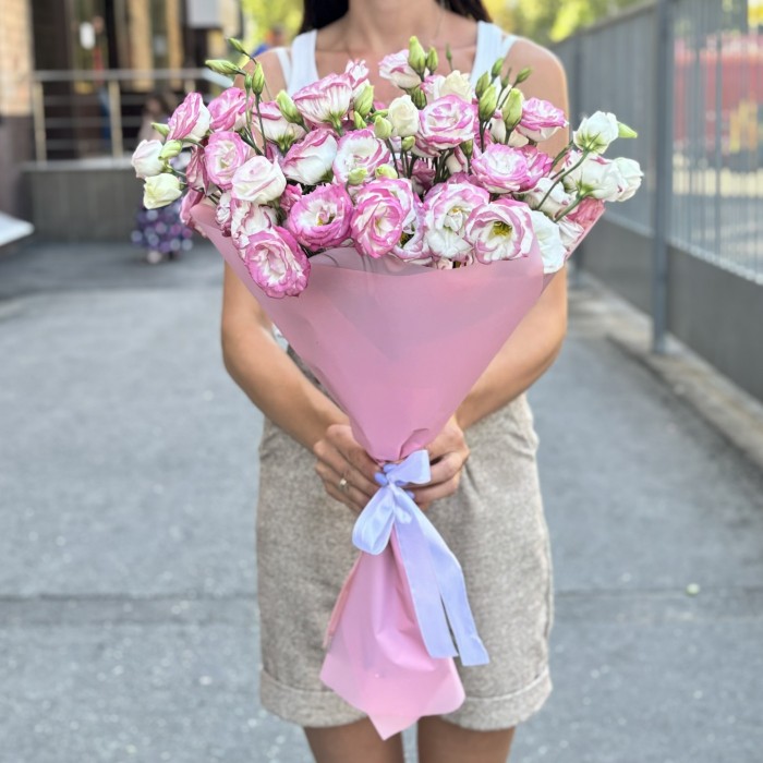 Букет из 15 бело-розовых эустом