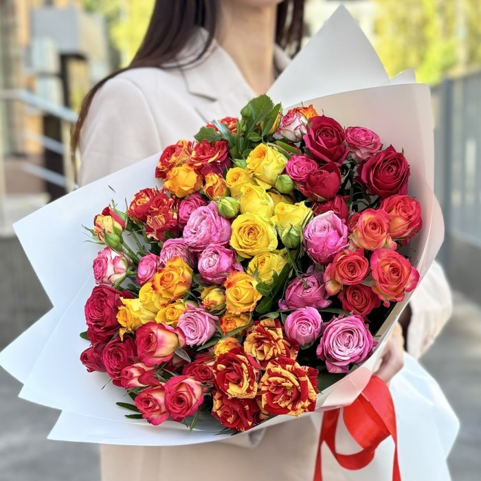 Букет из 15 кустовых и пионовидных роз mix