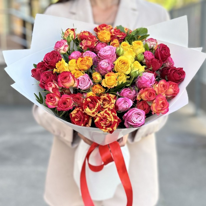 Букет из 15 кустовых и пионовидных роз mix