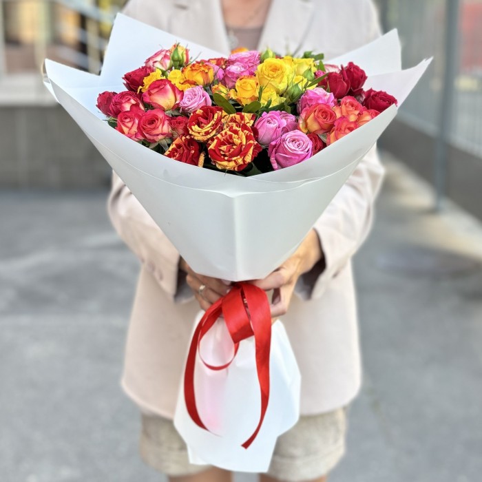 Букет из 15 кустовых и пионовидных роз mix