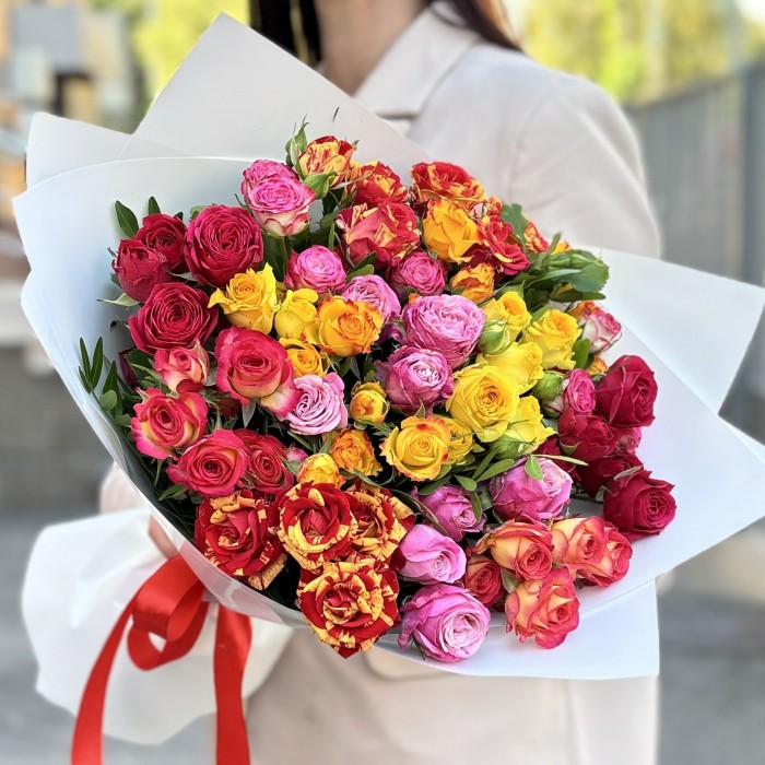 Букет из 15 кустовых и пионовидных роз mix