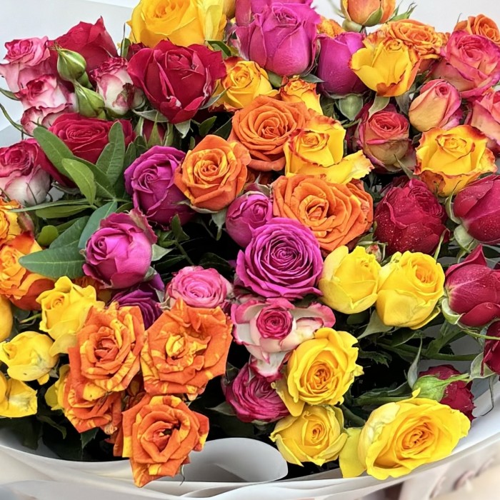 Букет из 15 кустовых и пионовидных роз mix