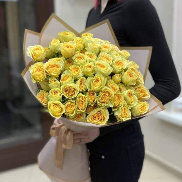 Букет из 15 желтых кустовых пионовидных роз Бандолера