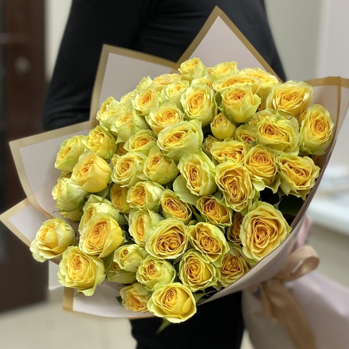 Букет из 15 желтых кустовых пионовидных роз Бандолера