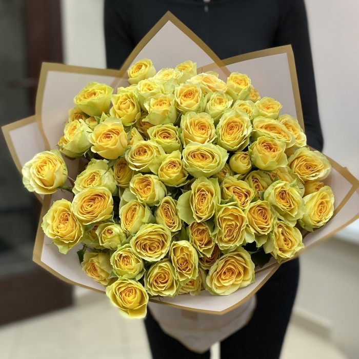 Букет из 15 желтых кустовых пионовидных роз Бандолера