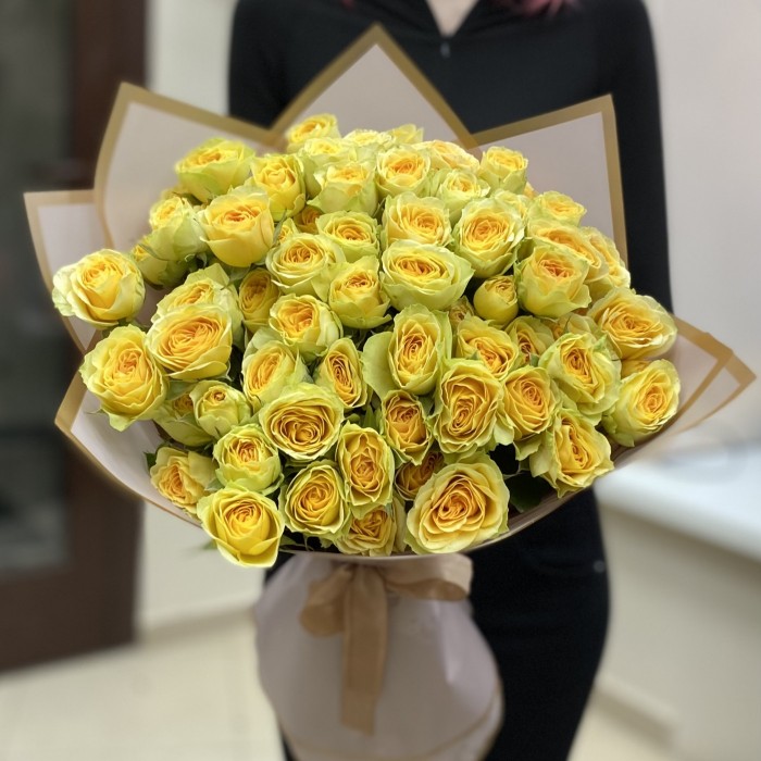 Букет из 15 желтых кустовых пионовидных роз Бандолера
