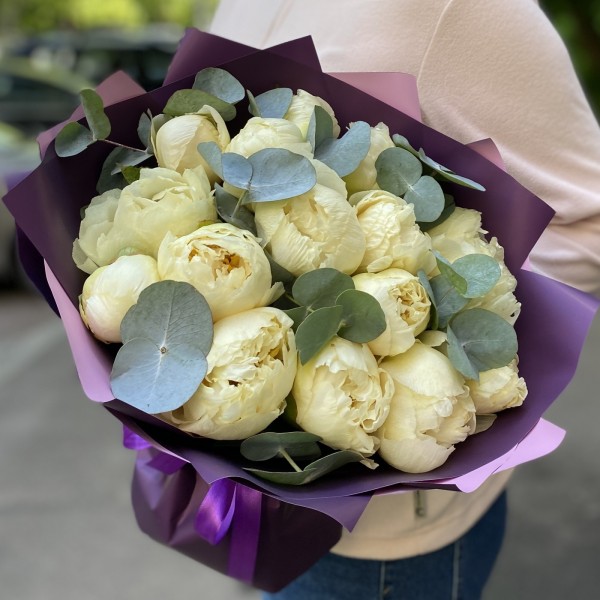 Букет из 15 лимонных пионов в упаковке