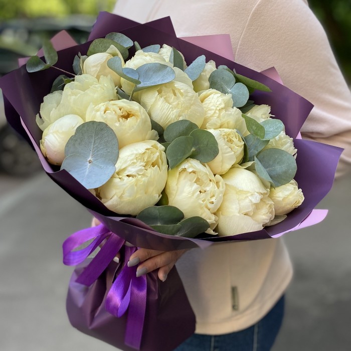 Букет из 15 лимонных пионов в упаковке