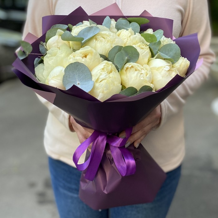 Букет из 15 лимонных пионов в упаковке