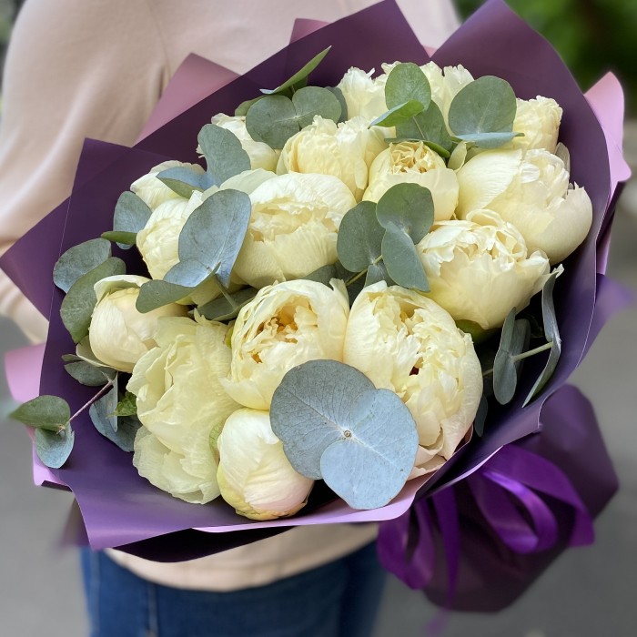 Букет из 15 лимонных пионов в упаковке