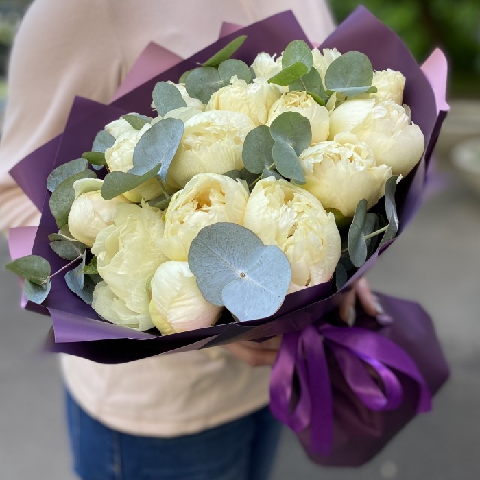 Букет из 15 лимонных пионов в упаковке