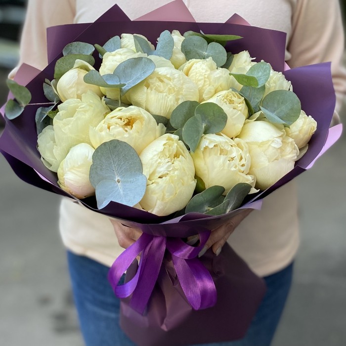 Букет из 15 лимонных пионов в упаковке