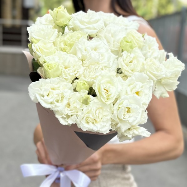 Букет из 15 махровых белых эустом