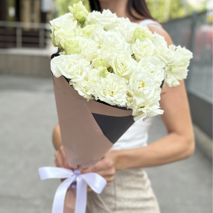Букет из 15 махровых белых эустом