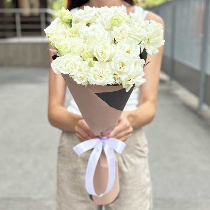 Букет из 15 махровых белых эустом