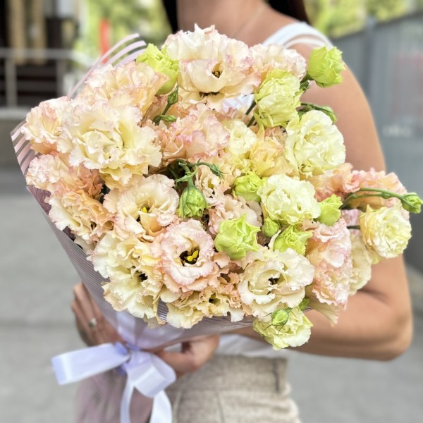 Букет из 15 махровых эустом Шампань