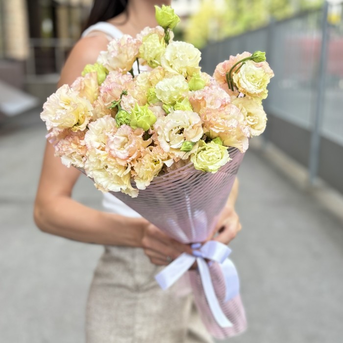 Букет из 15 махровых эустом Шампань