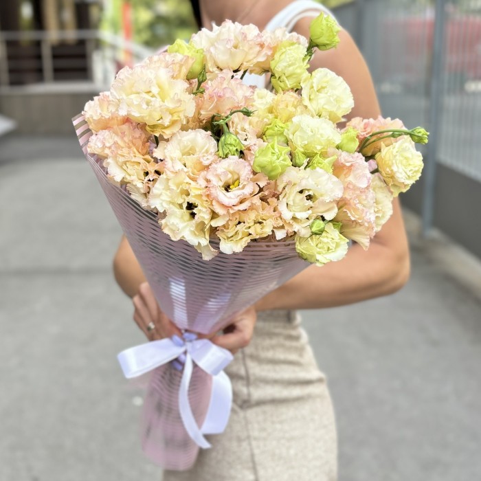 Букет из 15 махровых эустом Шампань