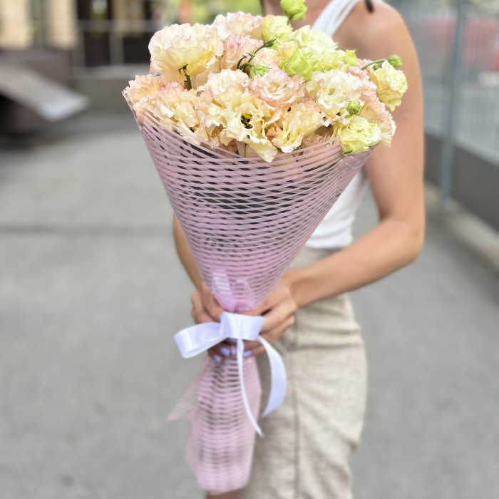 Букет из 15 махровых эустом Шампань