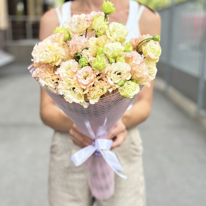 Букет из 15 махровых эустом Шампань