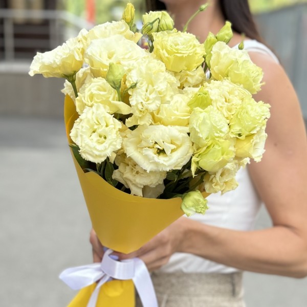 Букет из 15 махровых кремовых эустом