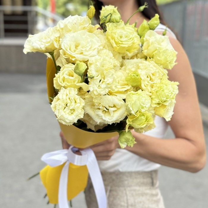 Букет из 15 махровых кремовых эустом