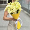 Букет из 15 махровых кремовых эустом