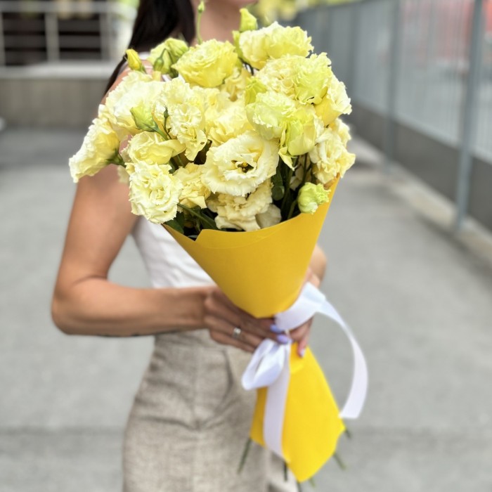 Букет из 15 махровых кремовых эустом