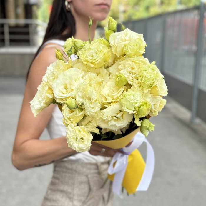 Букет из 15 махровых кремовых эустом