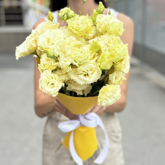 Букет из 15 махровых кремовых эустом