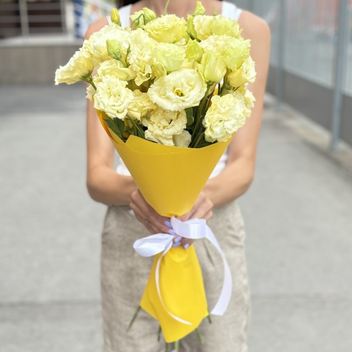 Букет из 15 махровых кремовых эустом