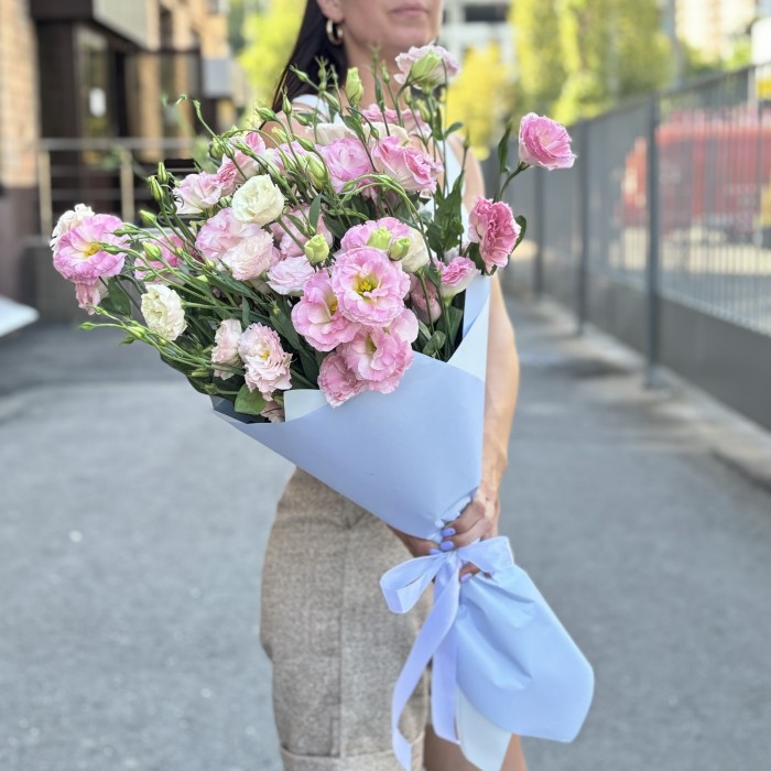 Букет из 15 махровых розовых эустом