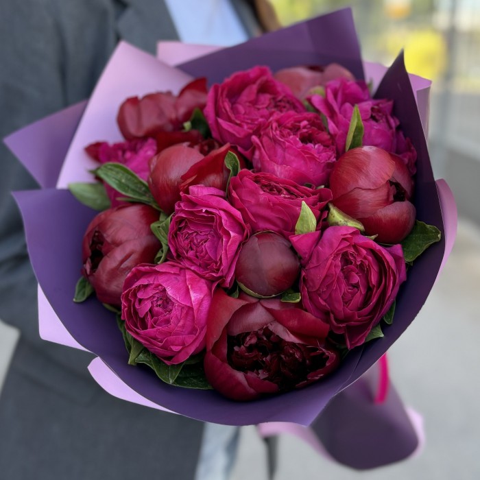 Букет из 15 малиновых пионов в упаковке