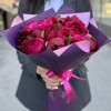 Букет из 15 малиновых пионов в упаковке
