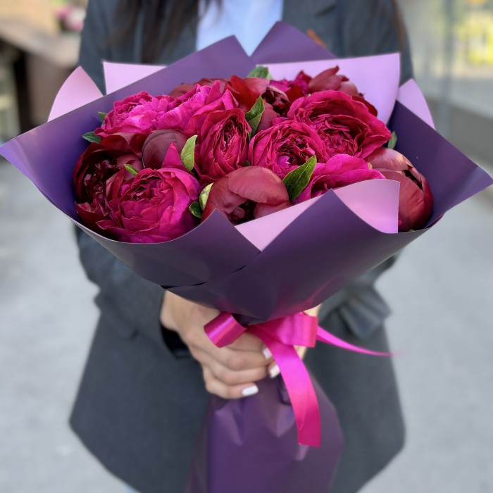 Букет из 15 малиновых пионов в упаковке