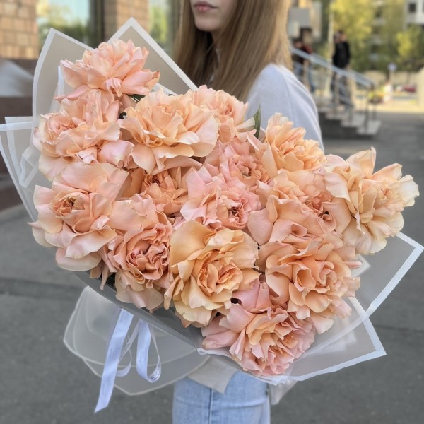 Букет из 15 пышных абрикосовых роз Принцес Краун