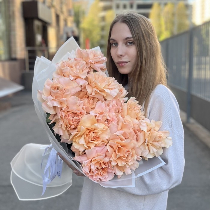 Букет из 15 пышных абрикосовых роз Принцес Краун